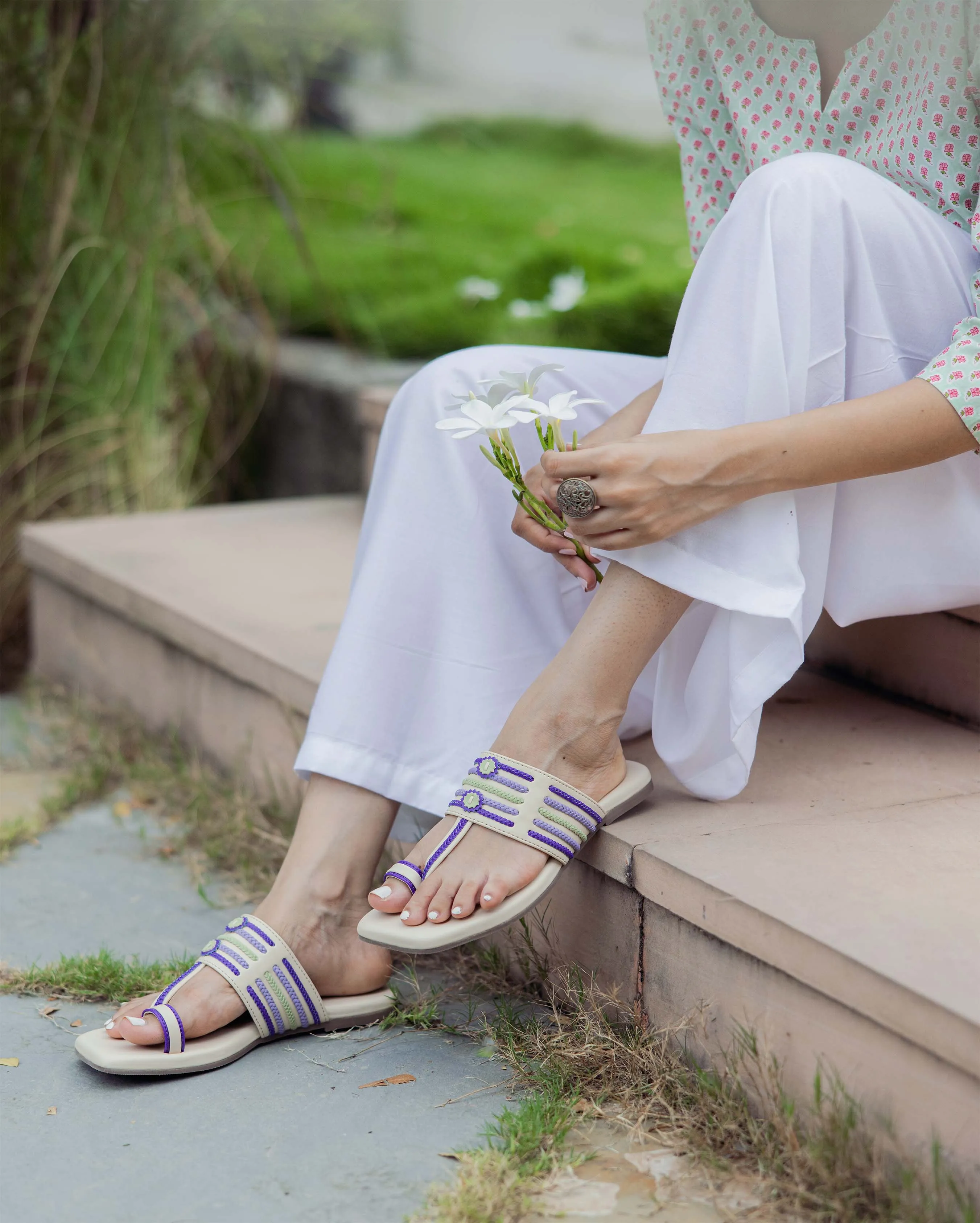 Antique white Kolha Flats