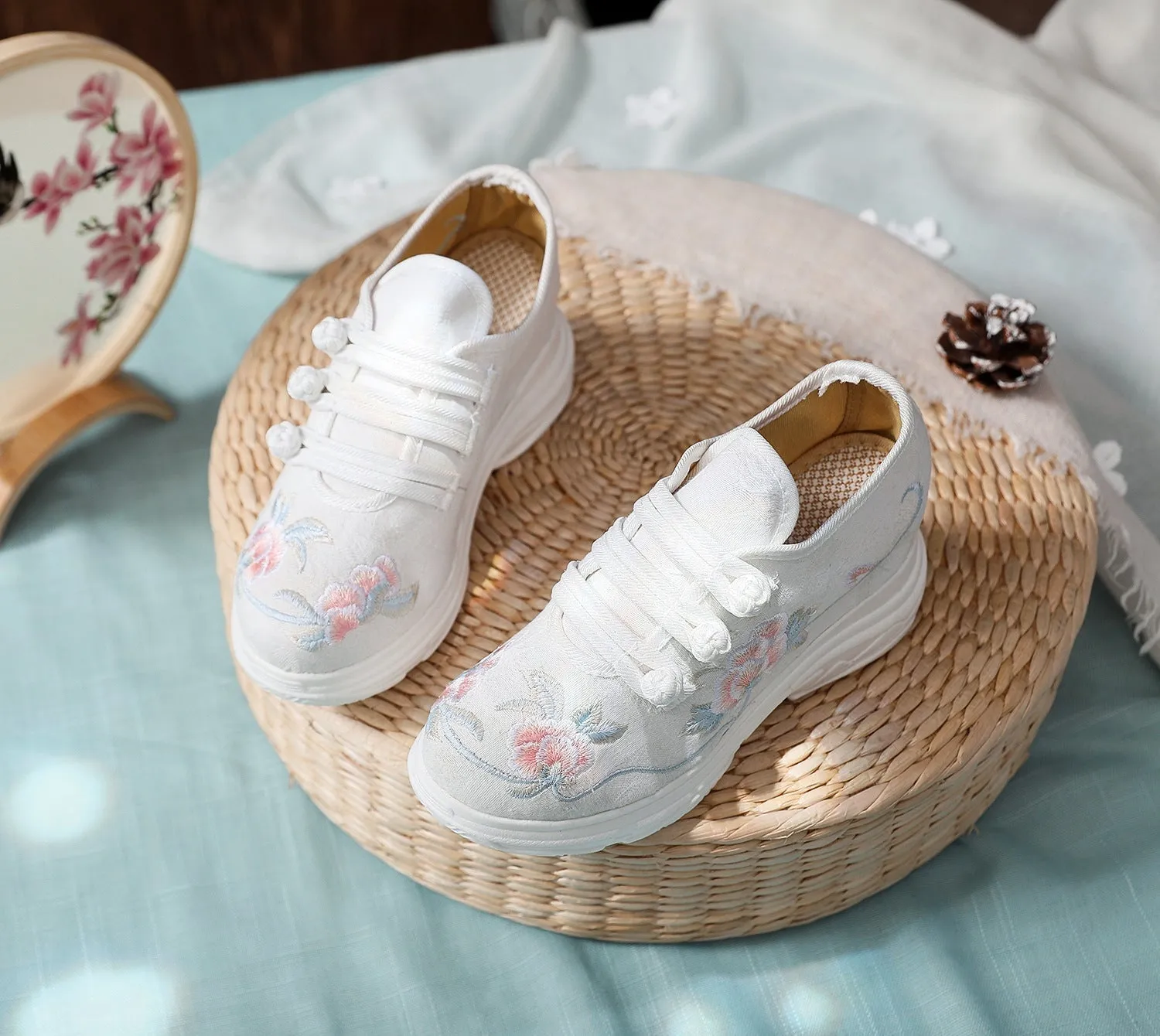 Charming Comfortable Embroidered Old Beijing Cloth Canvas Shoes