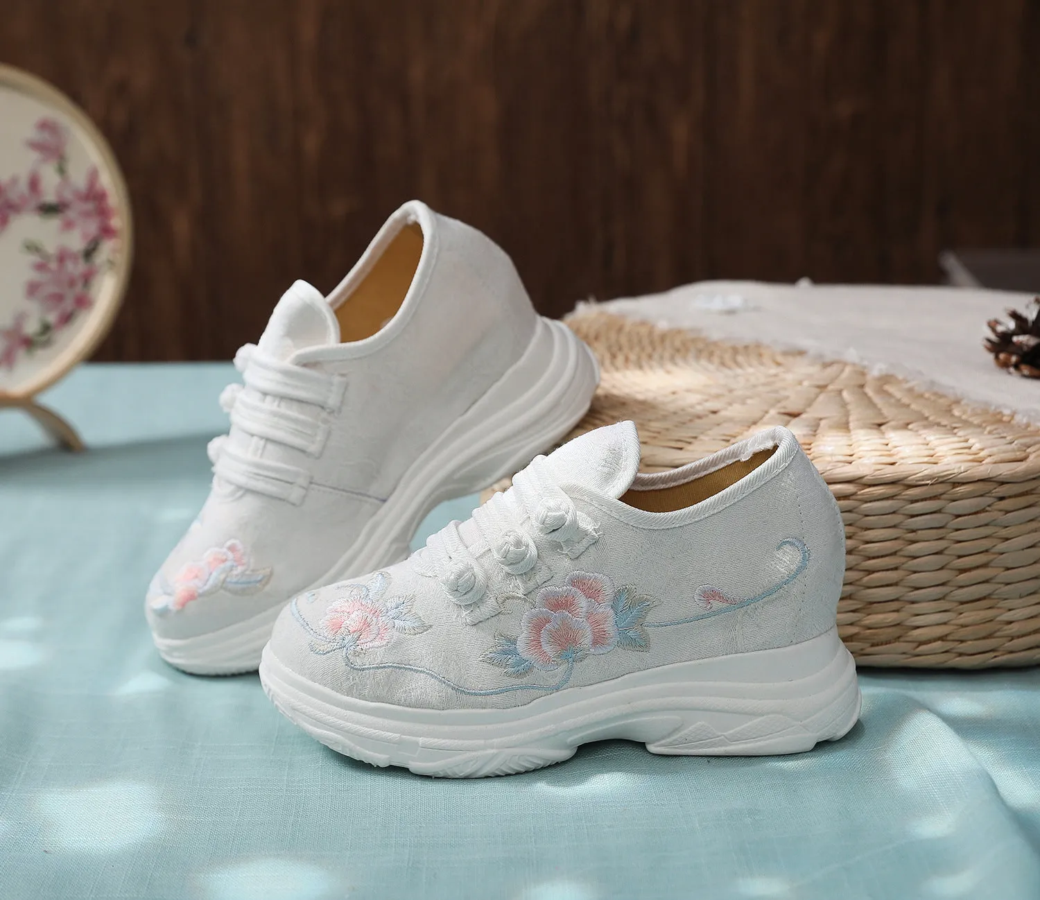 Charming Comfortable Embroidered Old Beijing Cloth Canvas Shoes