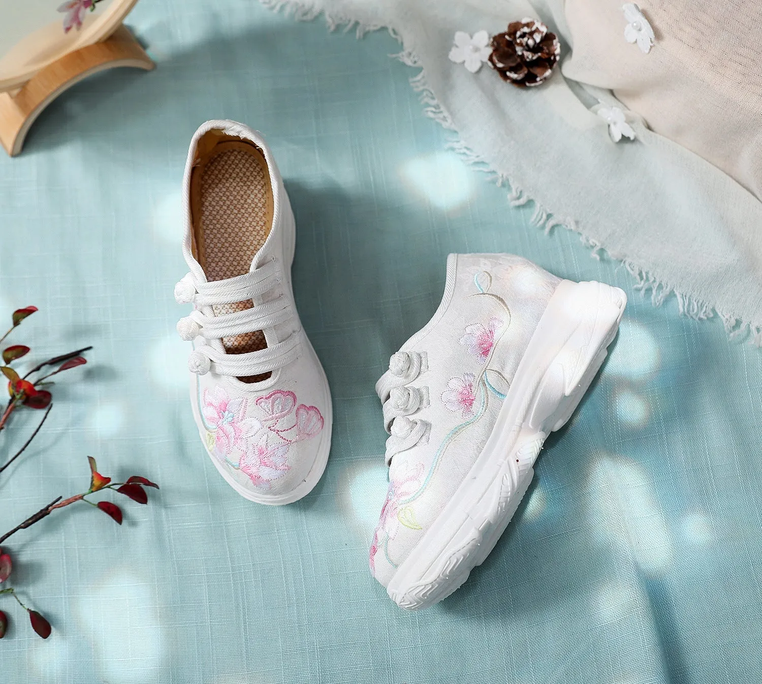 Charming Comfortable Embroidered Old Beijing Cloth Canvas Shoes